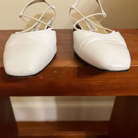 Anne Klein II White Leather Shoes. Made in Italy. Size 7. 1” heel. - Picture 3 of 6